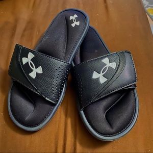 NWOT KIDS Size 4Y Black Under Armour Ignite VI Slide on Flip Flops